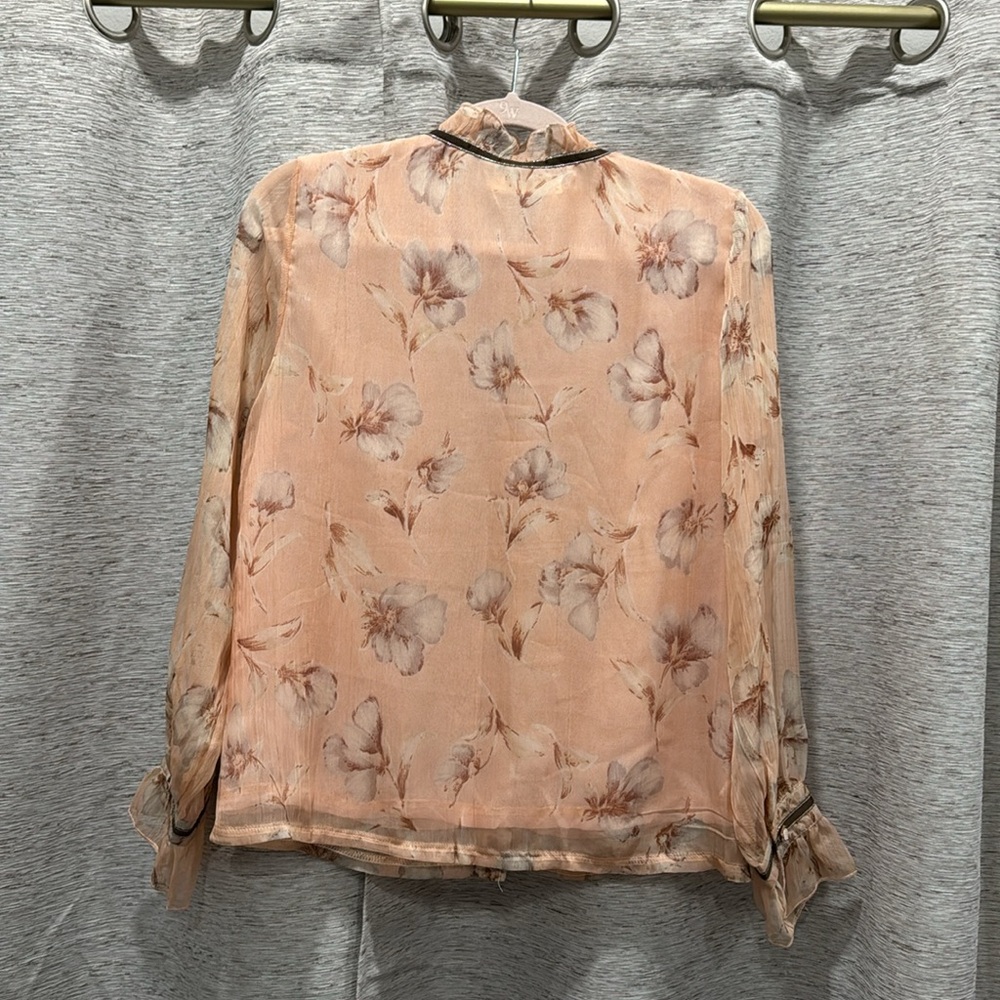 🚨2/$10🚨Feminine floral top - Picture 6 of 9